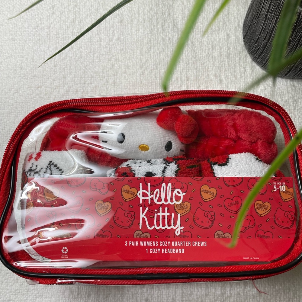 Hello Kitty Red and White Cozy Set